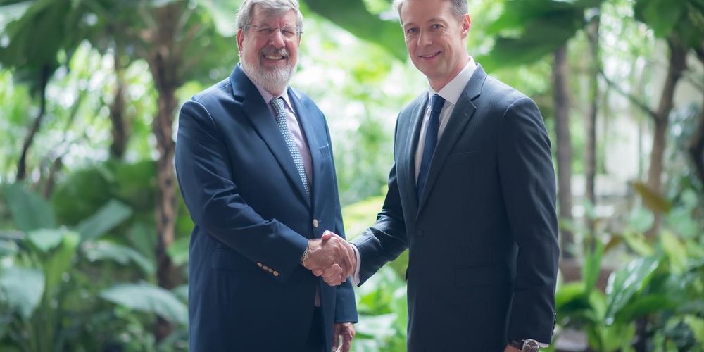 The Founders of Verita Healthcare and Minor International shake hands as they partner on VIVID by Verita Health in Anantara hotels.