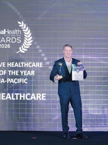 Julian Andriesz gets onto the stage to accept the Global Health Awards 2026 as Integrative Healthcare Group of the Year and Health Tech Innovator of the Year in Asia-Pacific.