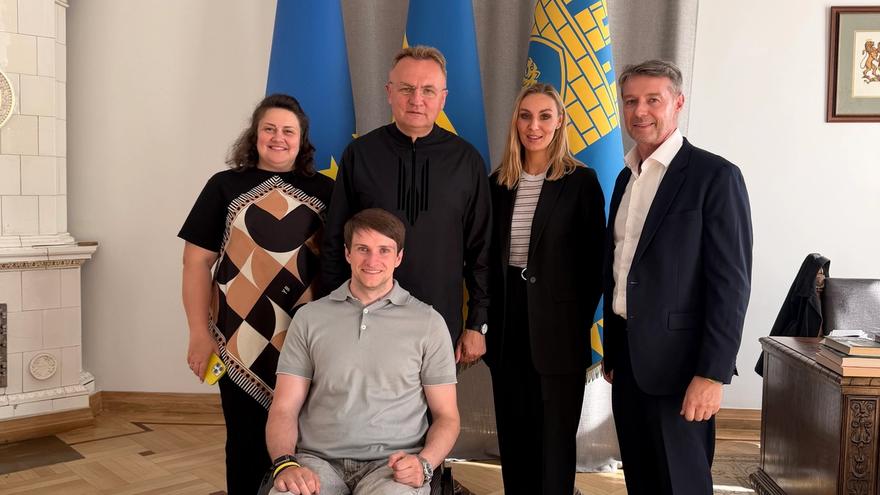 Verita Neuro senior management and Epidural Stimulation patient meeting mayor of Lviv for Verita Neuro and Unbroken partnership