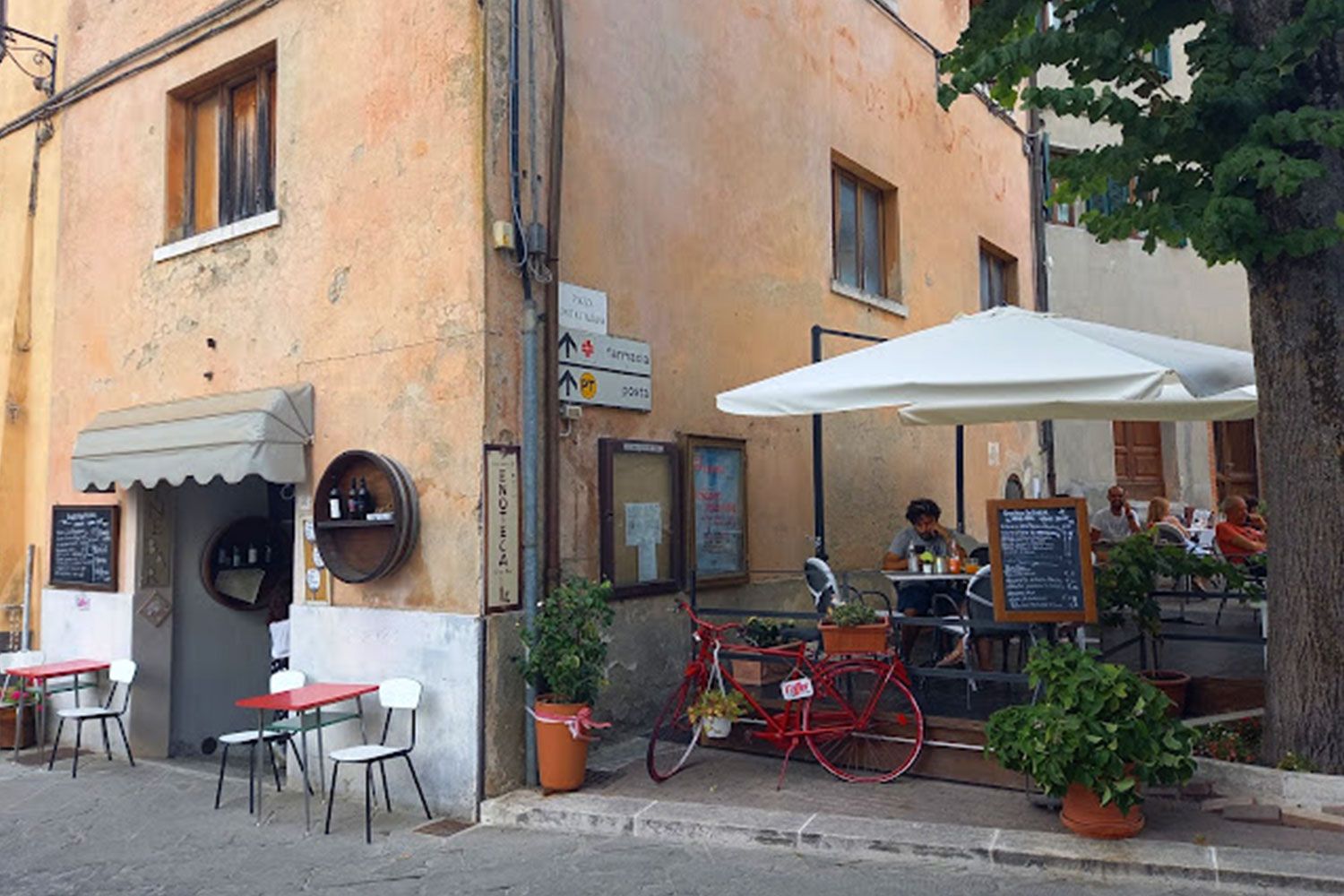 Outdoor dining at Enoteca dell'Orcia