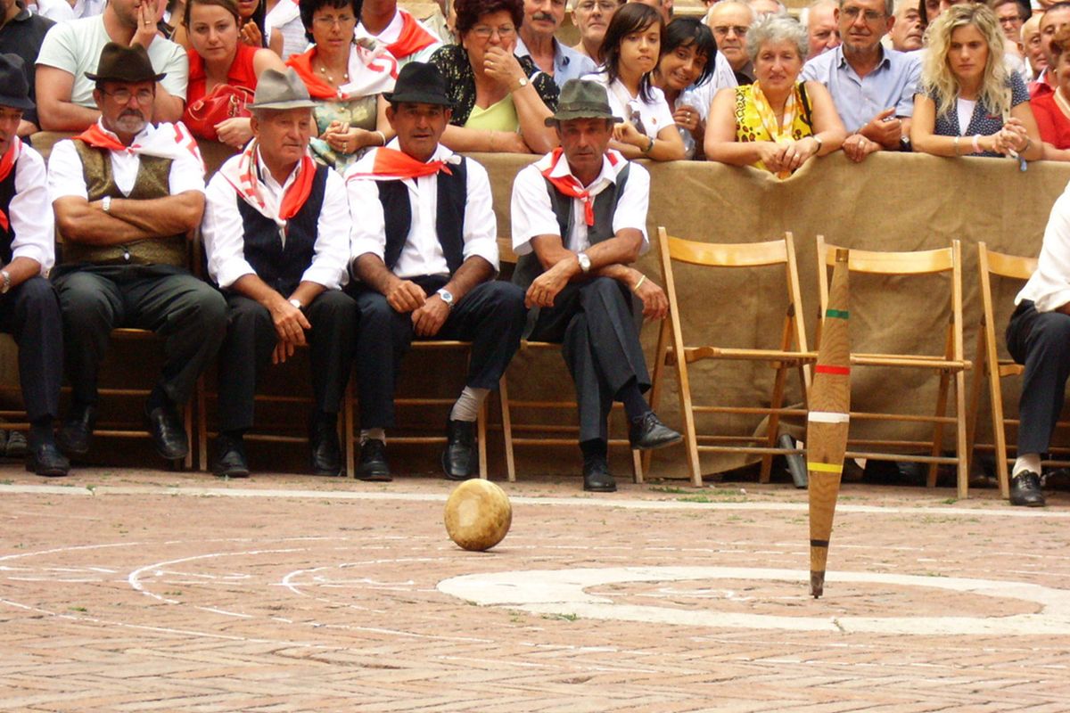 The stakes are high and the situation is tense during the playoffs of the Cacio al fuso in Pienza.