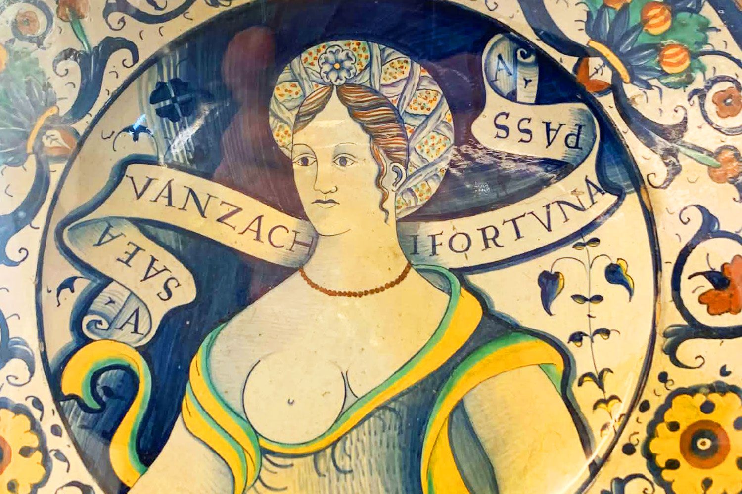 Bella Donna display plate, Deruta, early 16th Century, Umbria