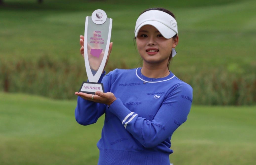Jessica Bank holds trophy