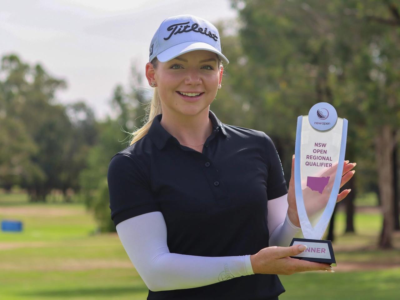 Hannah Reeve holding trophy