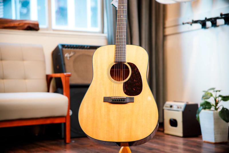 Martin D-18