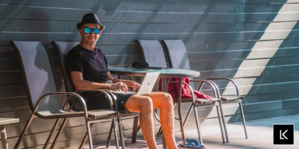 Digital nomad working remotely while travelling