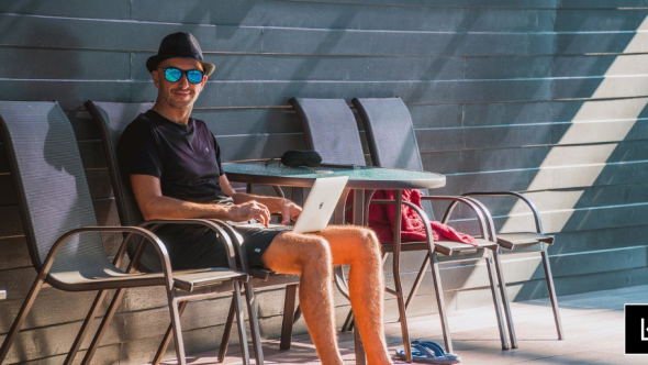 Digital nomad working remotely while travelling