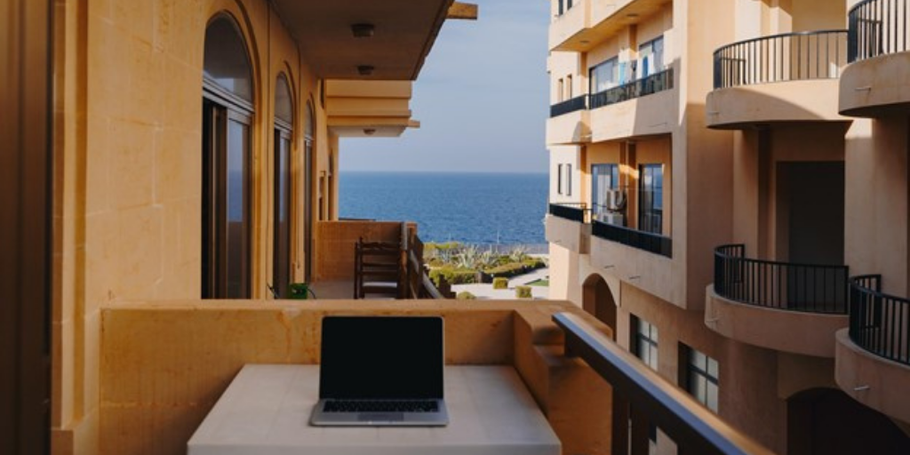 Remote worker travelling long-term while working online