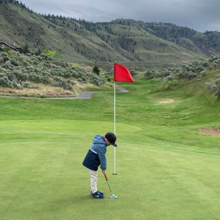 #1inaMillion Golfer Everette Quewezance putting on the golf course