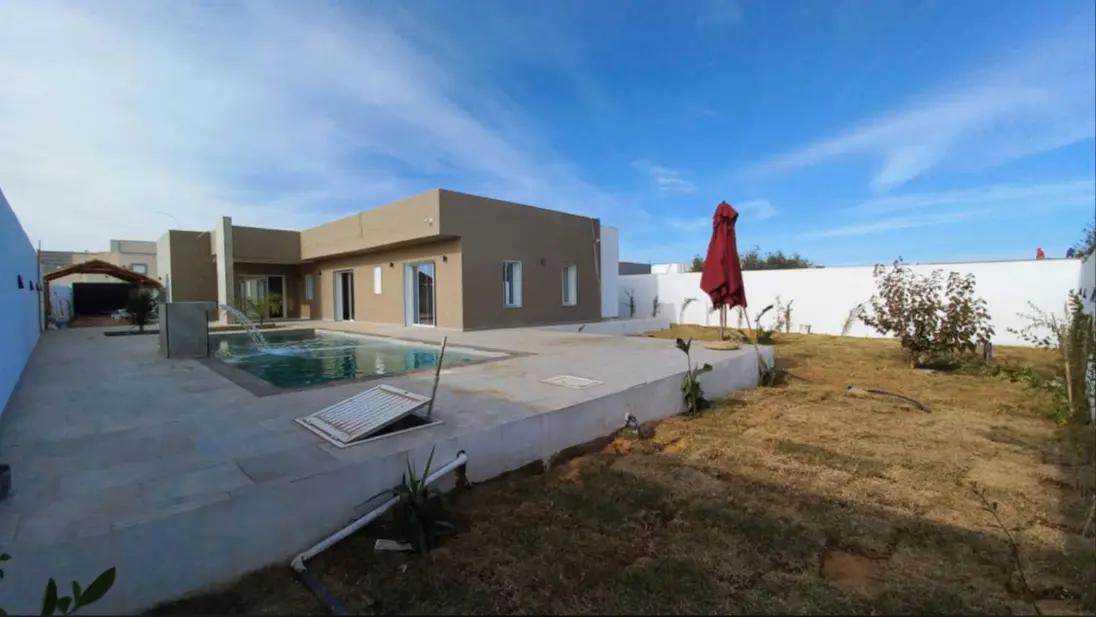 Villa avec piscine a vendre à Arkou