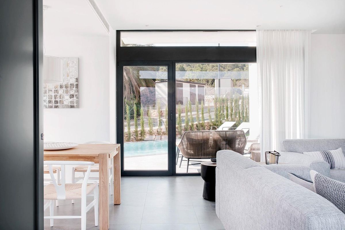 Gezellige eet- en woonkamer in een villa met 3 slaapkamers in La Manga Club, Costa Calida, met uitzicht op het zwembad.