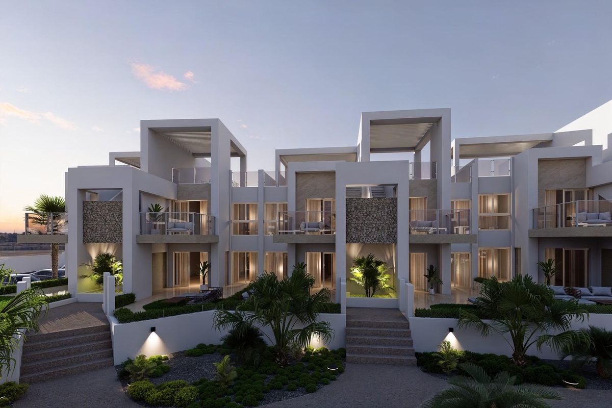 Verlichte bungalows met mooie landschapsarchitectuur in de avond nabij Ciudad Quesada, Costa Blanca Zuid.