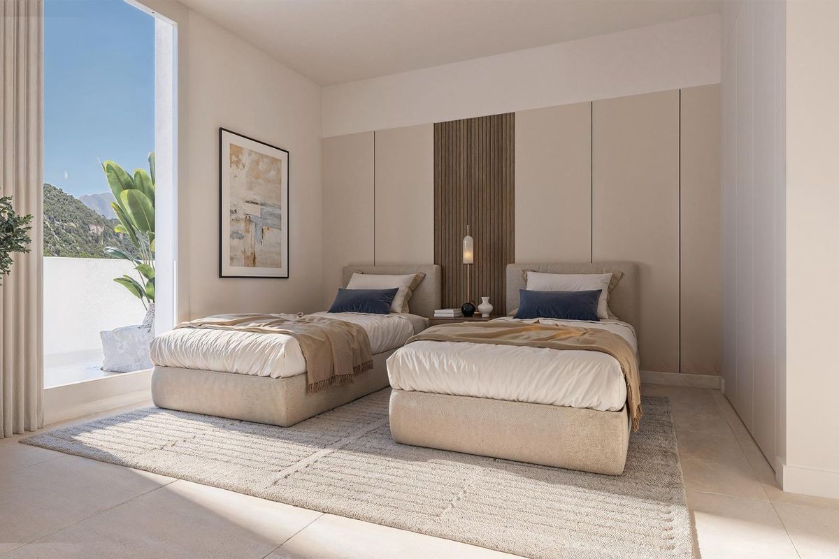 Stijlvolle tweepersoonsslaapkamer met gezellige voorzieningen en natuurlijk licht in Estepona, Costa del Sol.
