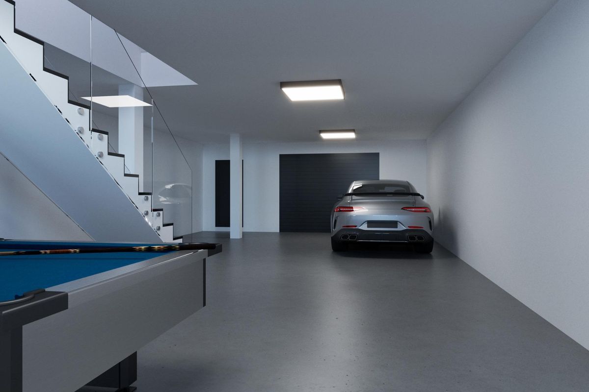 Ruime garage met een pooltafel en ruimte voor voertuigen, onderdeel van een moderne villa in Finestrat, Costa Blanca Noord.