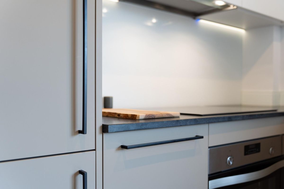 Detailopname van keuken kasten met snijplank in een 3-slaapkamer town house in Gran Alacant, Spanje.