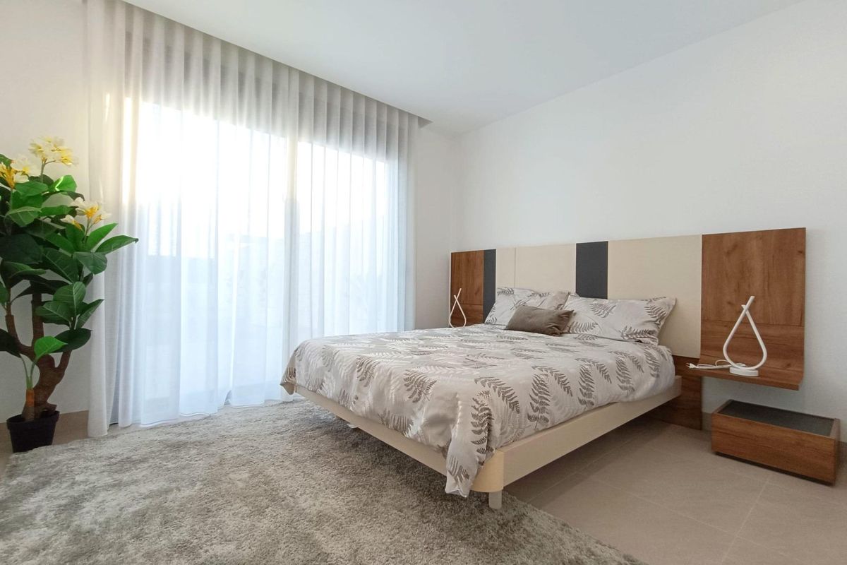 Heldere slaapkamer met een tweepersoonsbed en grote ramen in een 3-slaapkamer eindwoning in Benijofar, Costa Blanca Zuid, Spanje.