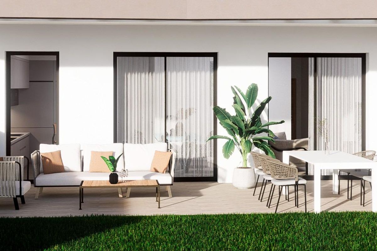 Minimalistisch terras met zitplaatsen en een tafel, perfect voor buiten dineren in Finestrat, Costa Blanca Noord.