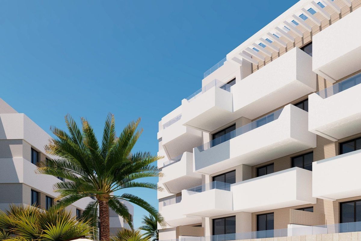 Moderne zwembadzone naast een hedendaags appartementencomplex in Mijas, Costa del Sol.
