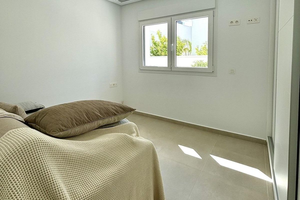 Netjes slaapkamer met natuurlijk licht en eenvoudige decoratie in een 3-slaapkamer villa in Benijofar, Spanje.