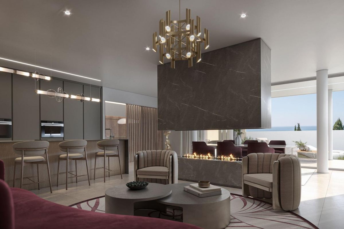 Elegante woonkamer in de villa met een moderne haard en uitzicht op de zee in Estepona.