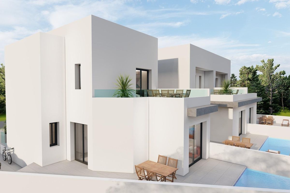 Buitenzicht op een moderne 3-slaapkamer villa met terrassen en een zwembad, gelegen in Daya Nueva, Costa Blanca.