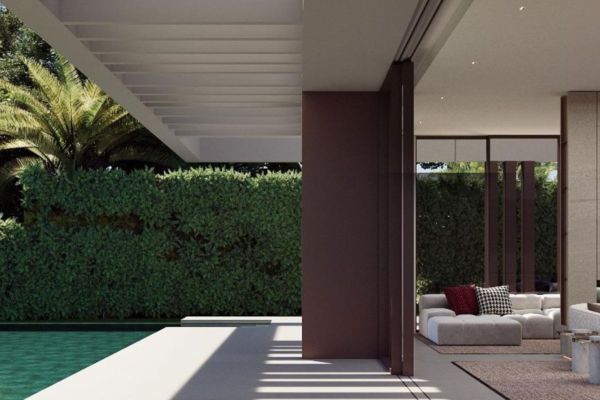 Luxueus zithoek buiten naast het zwembad in een villa in Marbella, omringd door weelderig groen.