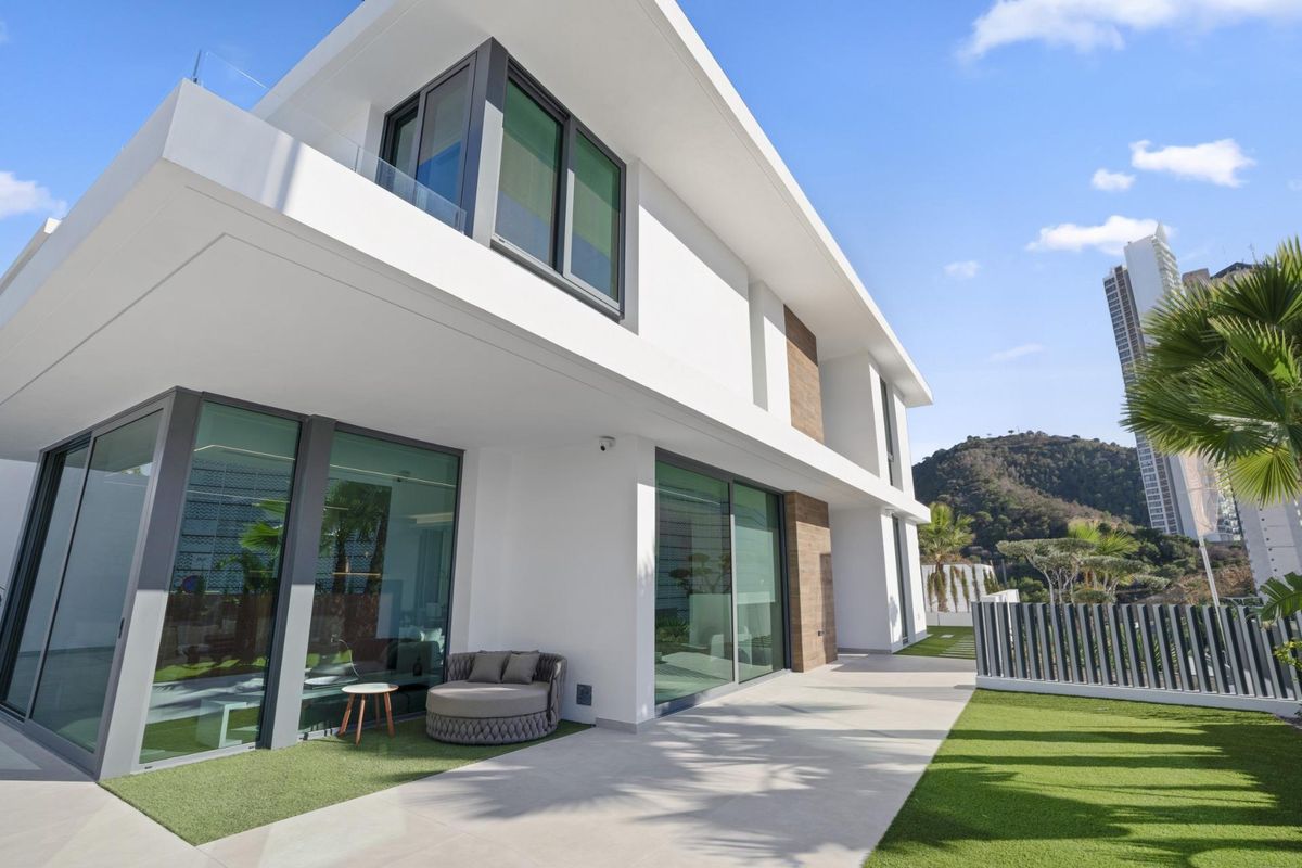 Großzügiges Wohnzimmer der Villa in Benidorm