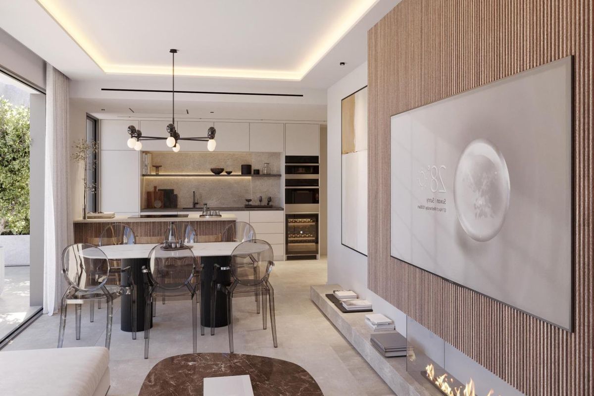 Heldere woonkamer met een gezellige bank, eetruimte en uitzicht op buiten in het stijlvolle appartement van Estepona.