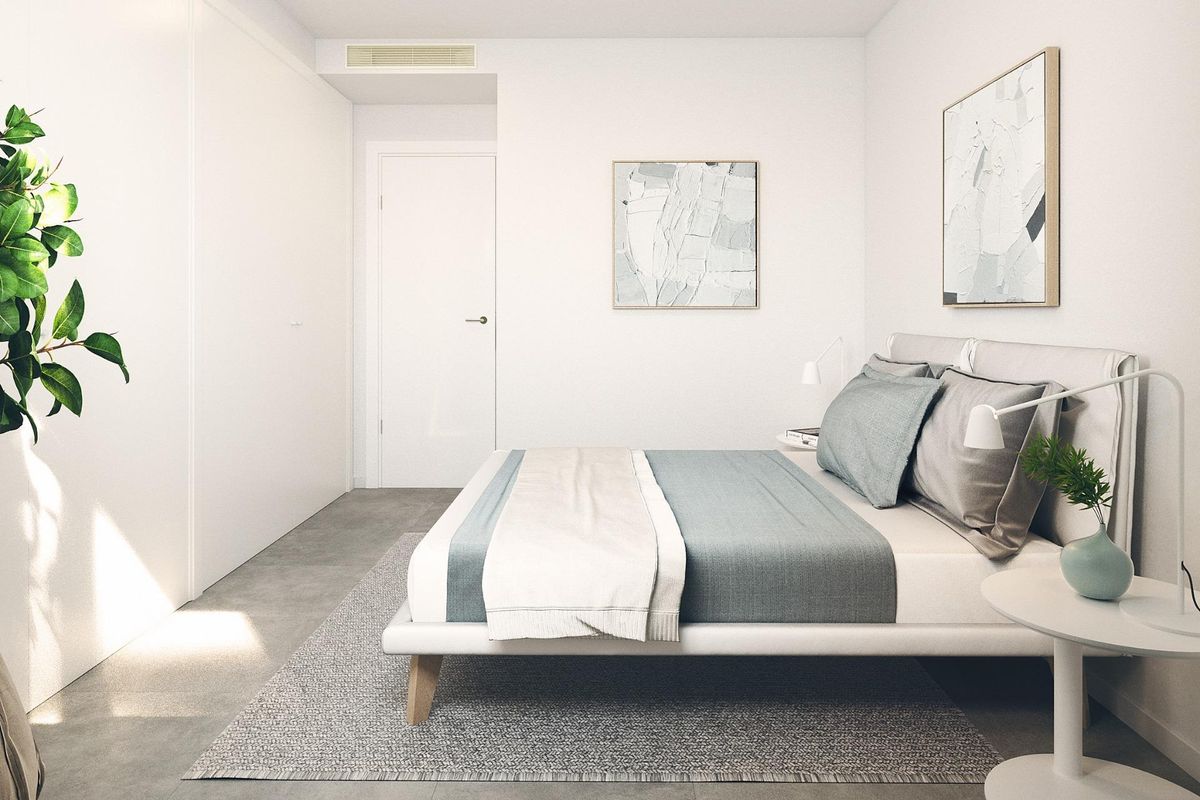 Gezellige slaapkamer met minimalistisch ontwerp in het appartement met 2 slaapkamers in Torremolinos, Costa del Sol.