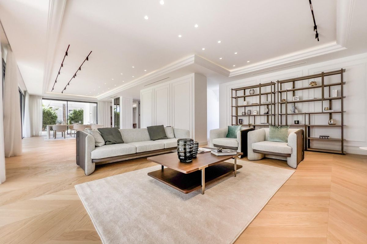 Stijlvol woongedeelte in een villa in Marbella, met moderne meubels en een comfortabele sfeer.