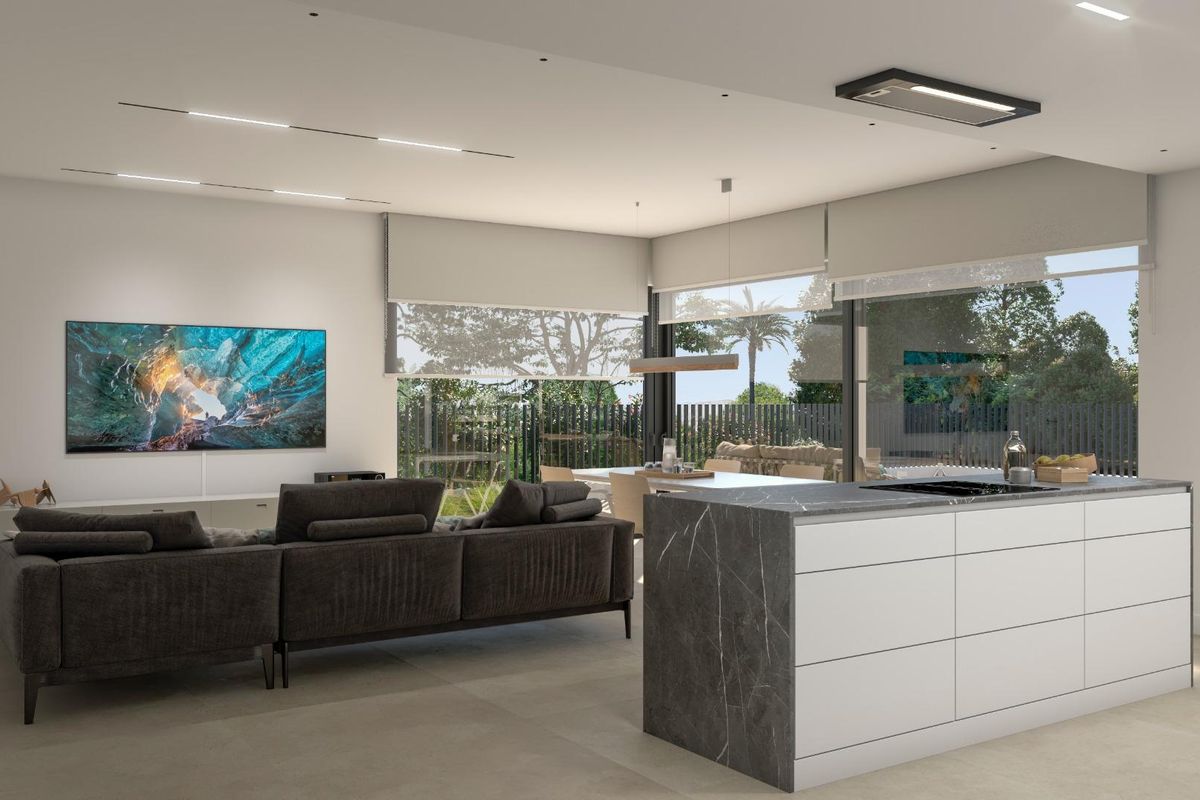 Stijlvolle interieur woonruimte met open keuken en grote ramen in een villa, Los Alcazares, Spanje.