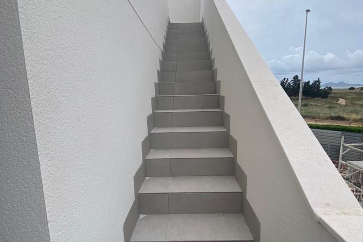 Trappen naar het dakterras van de moderne villa in Los Alcazares.