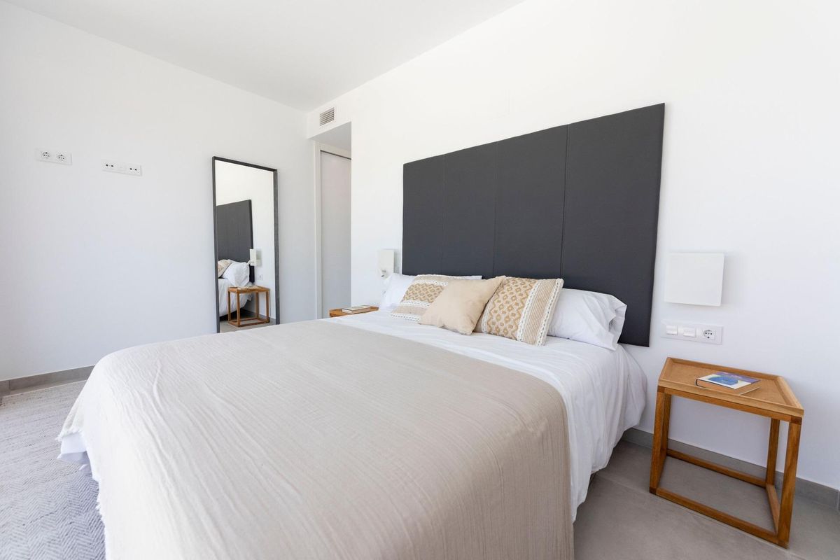 Minimalistisch ontwerp in de hoofdslaapkamer van de villa in Calasparra, met neutrale tinten en decor.