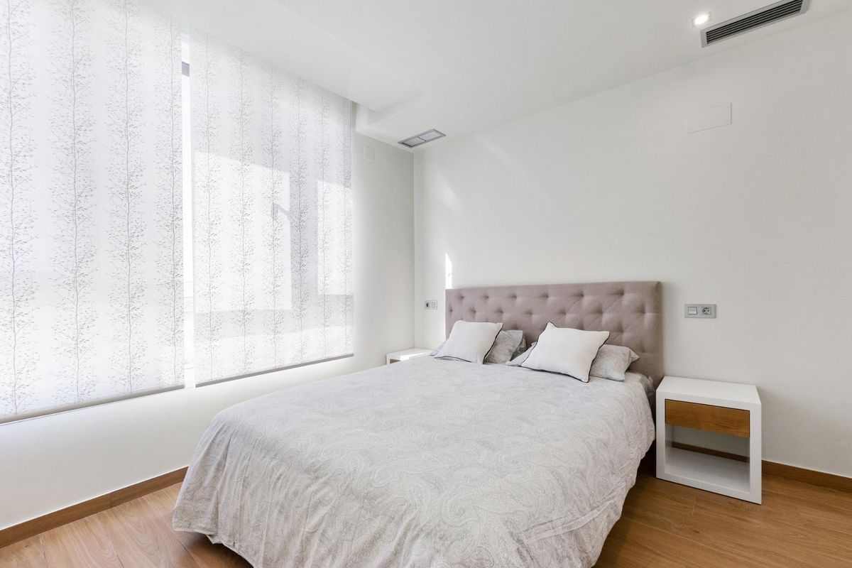 Heldere slaapkamer met grote ramen en een comfortabel bed, gelegen in de 3-slaapkamer villa in Rojales.