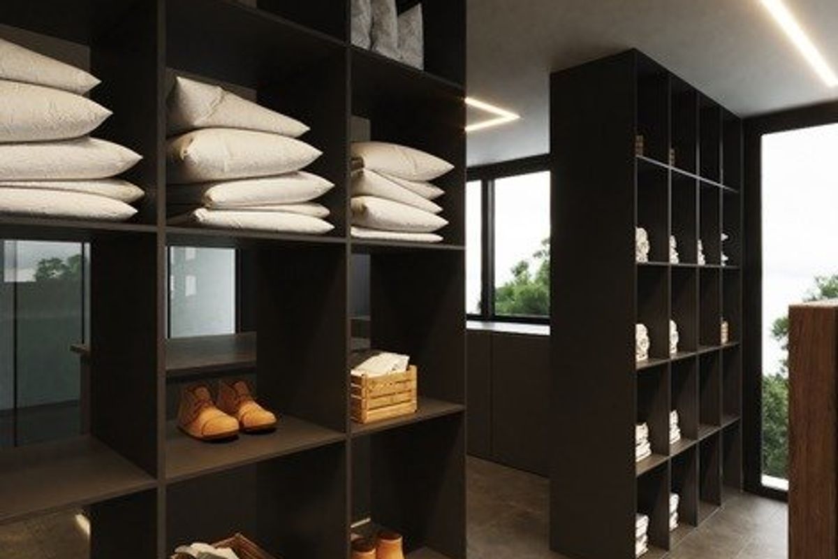 Praktische opbergruimte met georganiseerde planken in de utility area van de villa in Altea, Costa Blanca Noord.