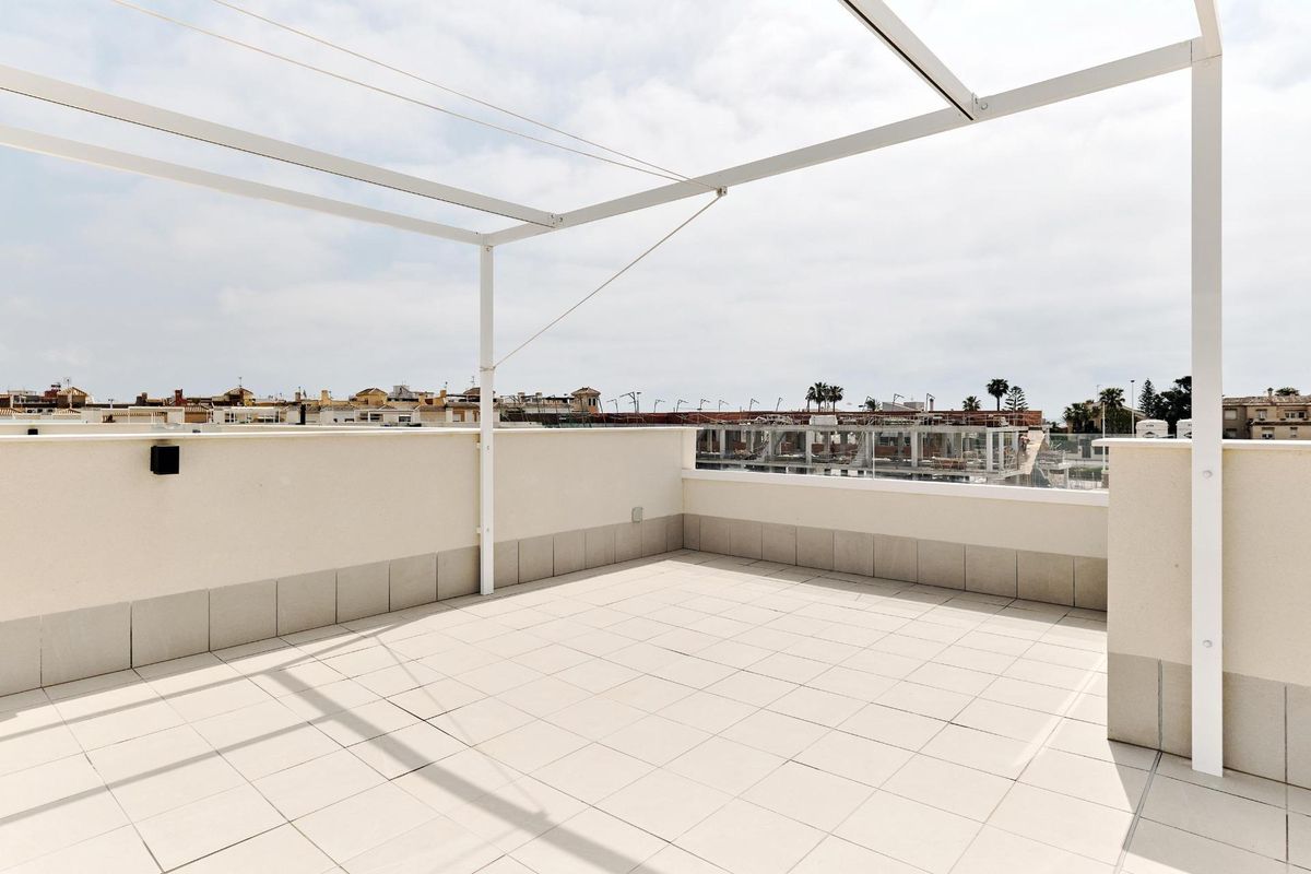 Dakterras met een duidelijk uitzicht, ideaal om te ontspannen in een bungalow in Torrevieja, Costa Blanca Zuid.