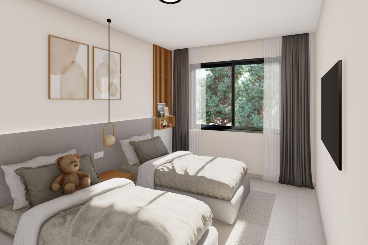 Heldere kinderkamer met twee eenpersoonsbedden en speels interieur in een ruime villa in Yecla.