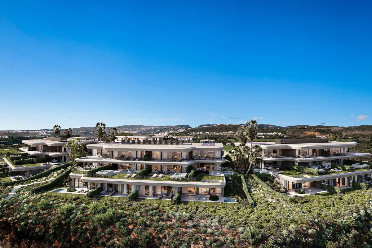 Modern penthousecomplex in Casares, Costa del Sol, met weelderige beplanting en oceaanzicht.