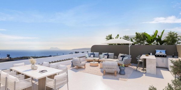 Uitgebreid terras met zitplaatsen en uitzicht op zee bij een 1-slaapkamer penthouse in Estepona, Costa del Sol.