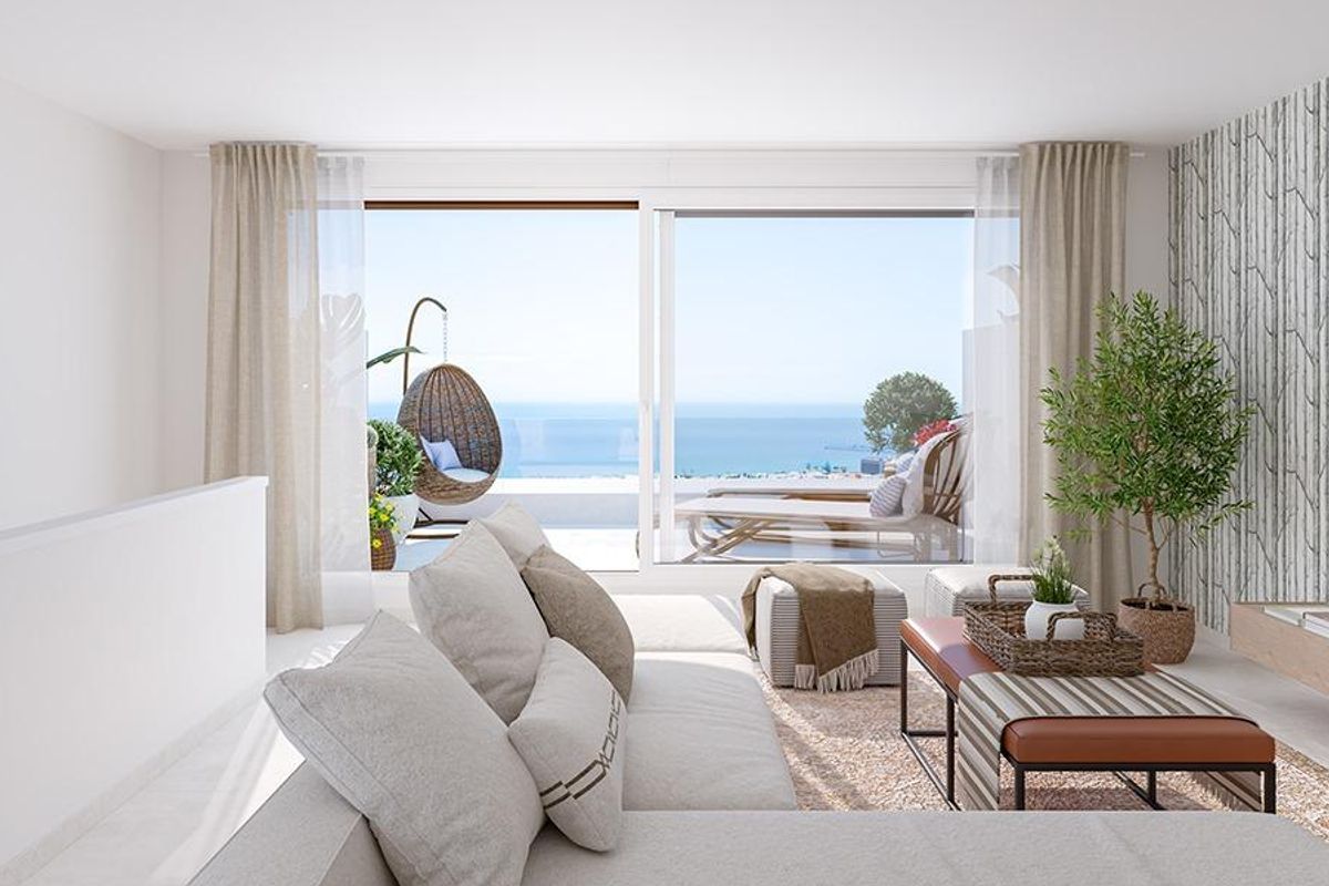 Heldere woonkamer met uitzicht op de oceaan, stijlvolle decoratie en comfortabele zitplaatsen in Mijas, Costa del Sol.