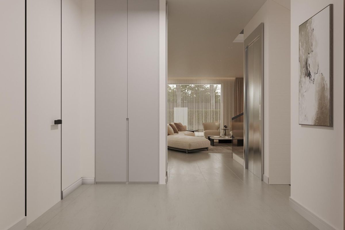 Heldere gang in een villa in Marbella, met slanke kasten en uitzicht op de gezellige woonkamer.