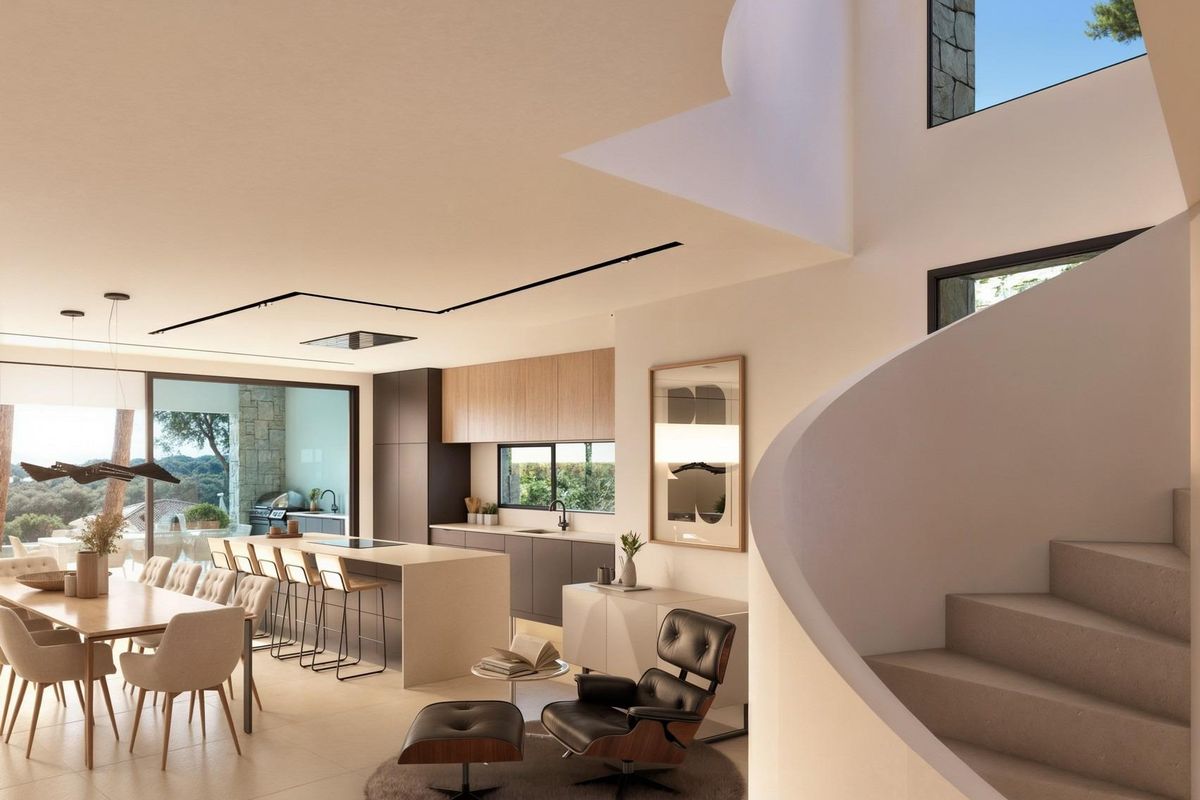 Interieur van de eetruimte en keuken van de villa, met moderne ontwerpen en licht.