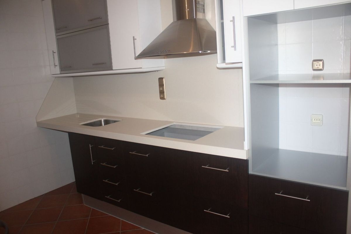 Moderne keuken in een huis in Torrevieja, met strakke kasten en ingebouwde apparaten.