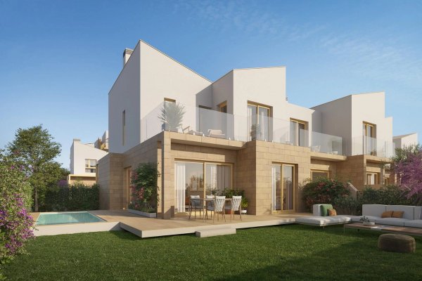 Buitenzicht op een modern twee-slaapkamer-huis met zwembad en tuin in El Verger, Costa Blanca Noord.