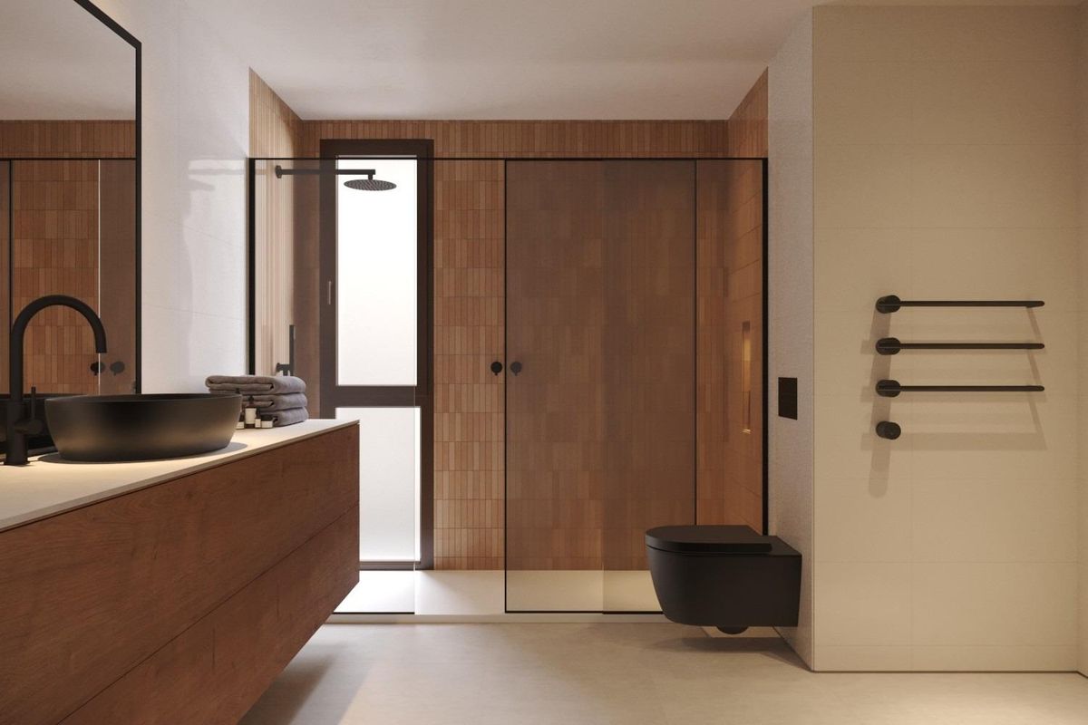 Moderne badkamer met houtachtige wanden, zwarte kranen, inloopdouche en minimalistisch wastafelmeubel in bungalow nabij Dolores, Costa Blanca