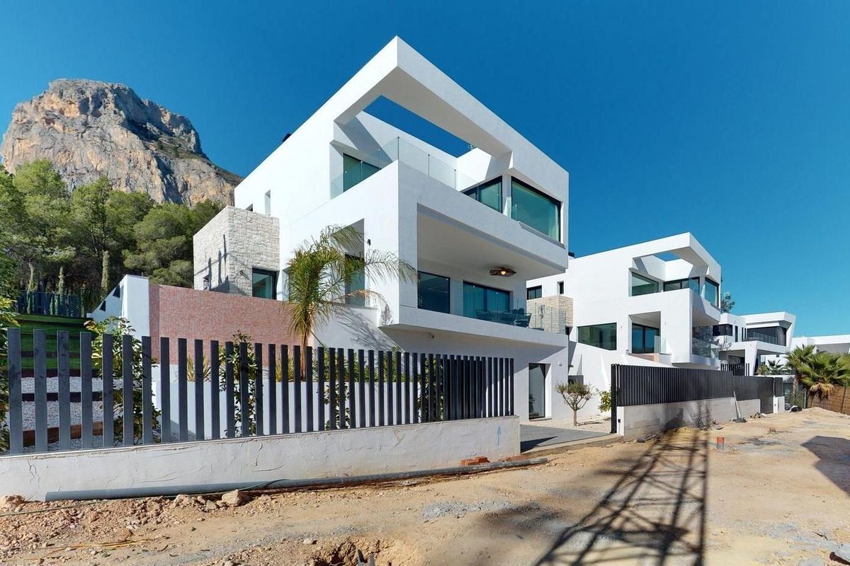 Nieuw gebouwde 3-slaapkamer villa's in Polop, Costa Blanca, met een achtergrond van bergen en groen.
