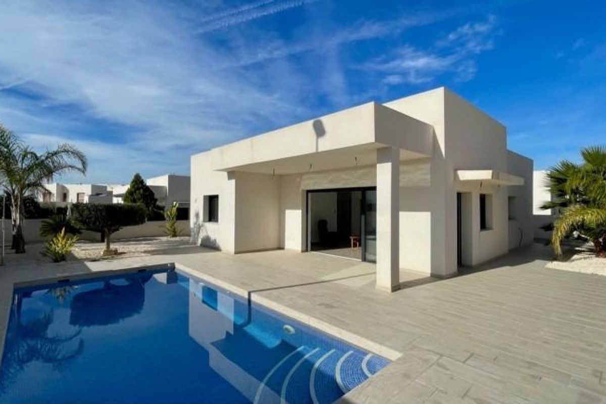 Moderne 3-slaapkamer villa in Rafal, Costa Blanca Zuid met zwembad en buitenruimte.