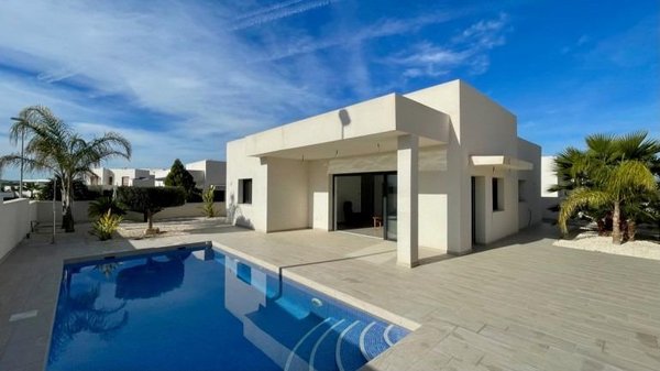 Moderne 3-slaapkamer villa in Rafal, Costa Blanca Zuid met zwembad en buitenruimte.