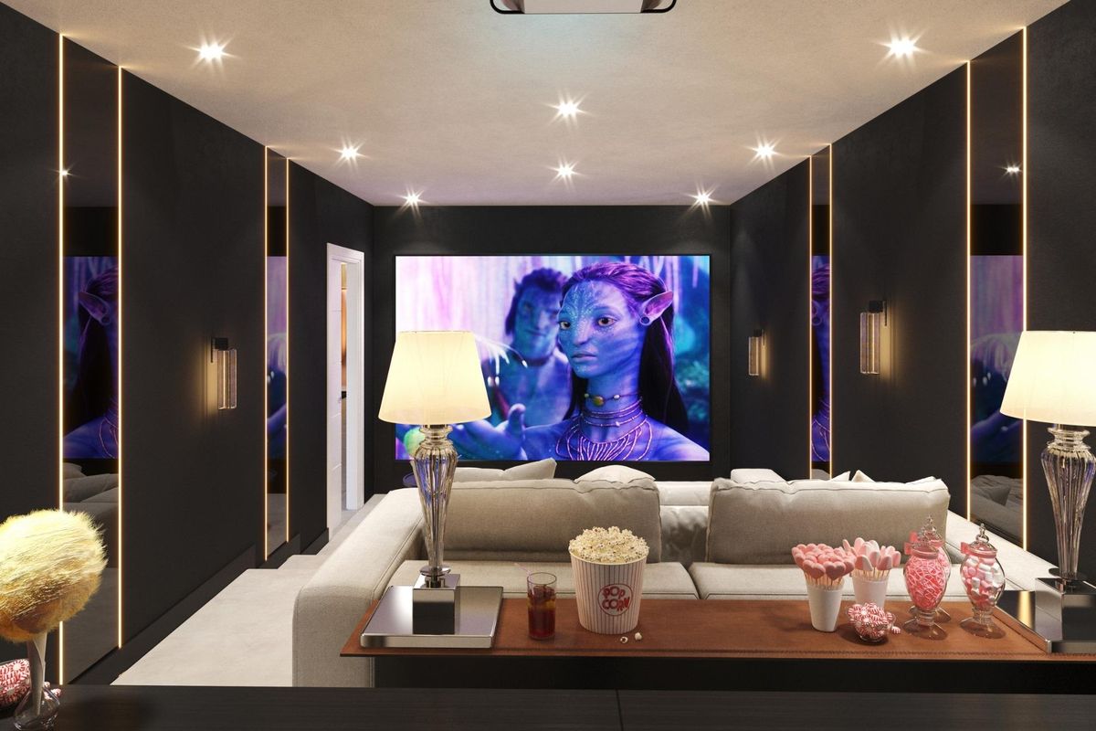 Gezellige filmkamer met pluche banken en levendige decoratie, gelegen in een luxe villa in Benalmádena.