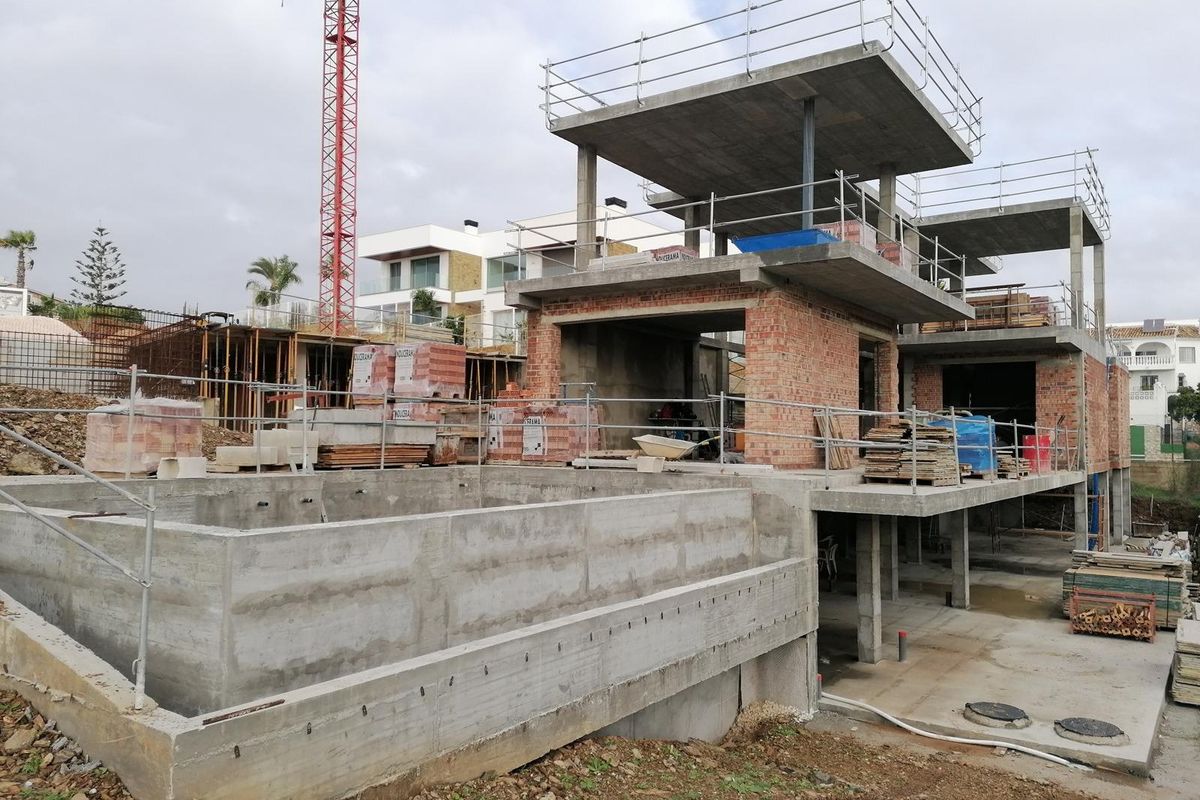 Aan de gang zijnde bouw van een nieuwe villa in Mijas, Costa del Sol, met een robuust framework.